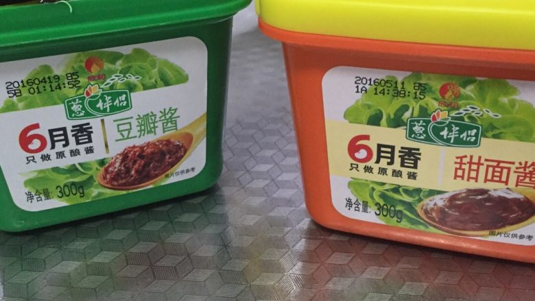 炸酱呀,准备两种酱,比例看个人口味。