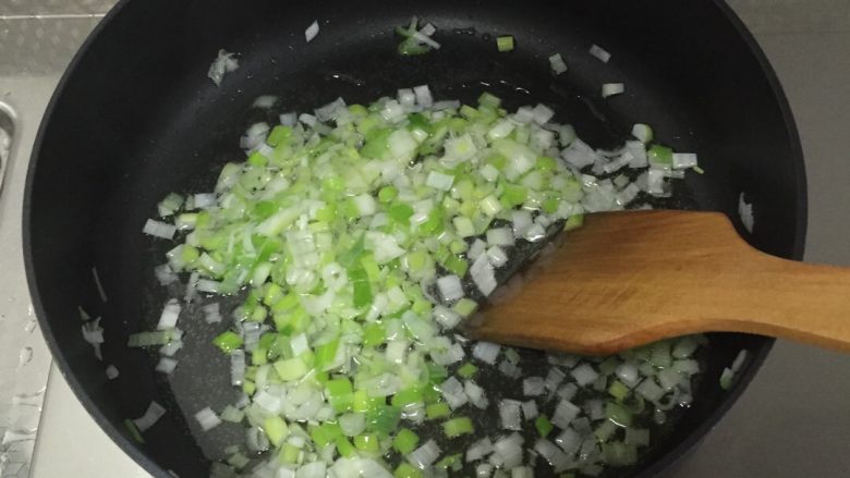 炸酱呀,倒入食用油,放入葱炒葱油,要小火,不要把葱炒糊了。