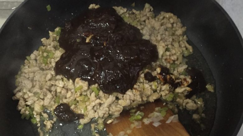 炸酱呀,放入酱,并加入少许水。