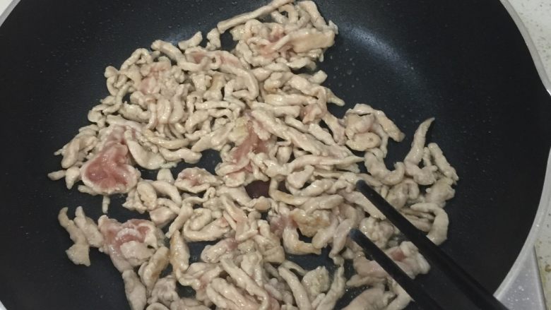 泡姜土豆炒肉丝,锅热后放油,把肉丝滑炒均匀至8成熟,盛出备用