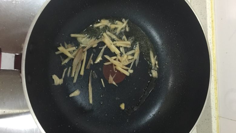 泡姜土豆炒肉丝,新起锅,把泡姜丝煸香