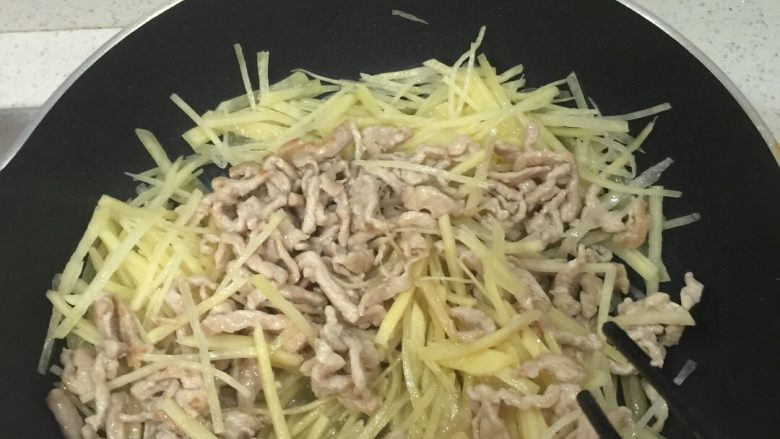 泡姜土豆炒肉丝,放入之前炒过的肉丝,放入酱油,耗油,盐调味,翻炒至全熟,即可出锅。