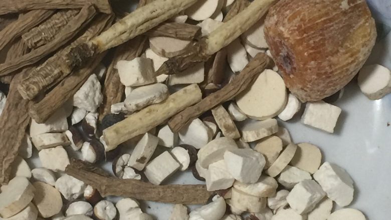 秋季汤品【党参黄芪蜜枣瘦肉汤】老广靓汤祛湿润肺,老广善于煲汤,我这北方不懂搭配,直接去药店的中药铺让卖药小哥帮忙配副汤料。基本会按照你的身体体质和节气来搭配。