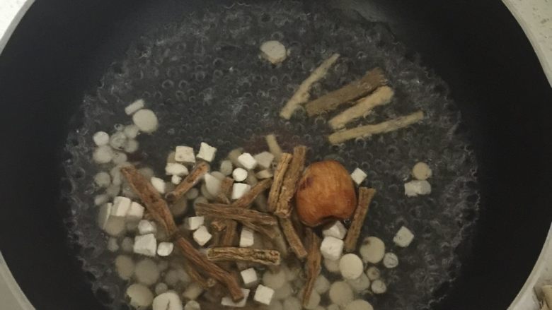 秋季汤品【党参黄芪蜜枣瘦肉汤】老广靓汤祛湿润肺,汤料先用开水烫一下,便于把药性熬出来