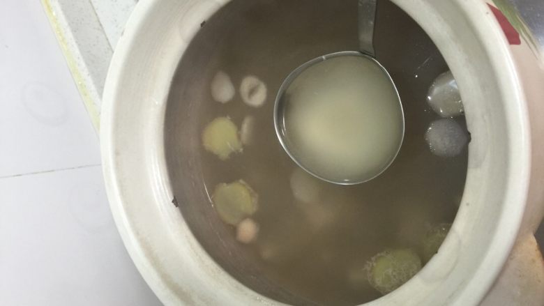秋季汤品【党参黄芪蜜枣瘦肉汤】老广靓汤祛湿润肺,煲好以后得样子。汤色如茶!
