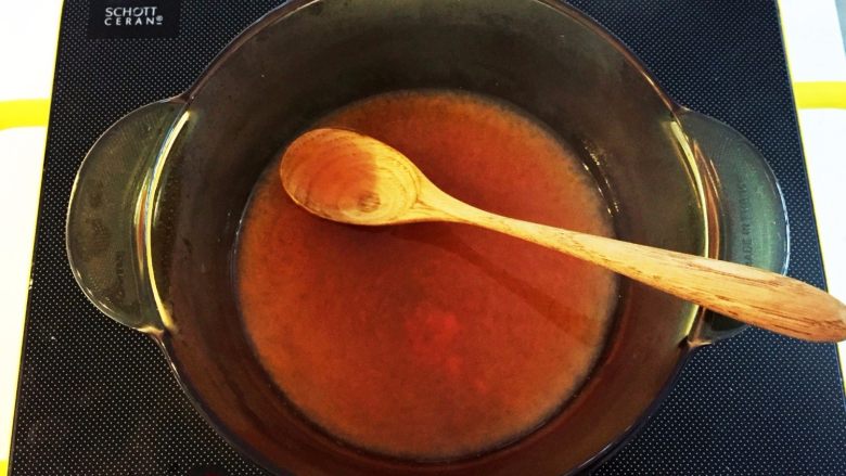 虾滑酿青菜—吃一个青翠诱人的小花朵吧!,在蒸的时候,取小半碗水,放入小汤锅中烧开,加入2勺自制番茄酱搅拌开,然后加入水淀粉(1勺淀粉 3、4勺水),一边倒一边搅拌,直至汤汁粘稠。
