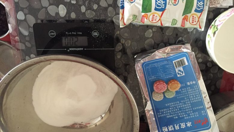 手工制作:冰皮月饼,我只放了200克冰皮粉,牛奶正好240ml
