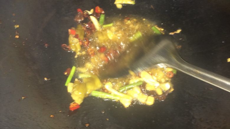 麻辣鸡胗,锅里放油烧至八成热加入,小米椒,葱段,姜蒜,然后再加入,