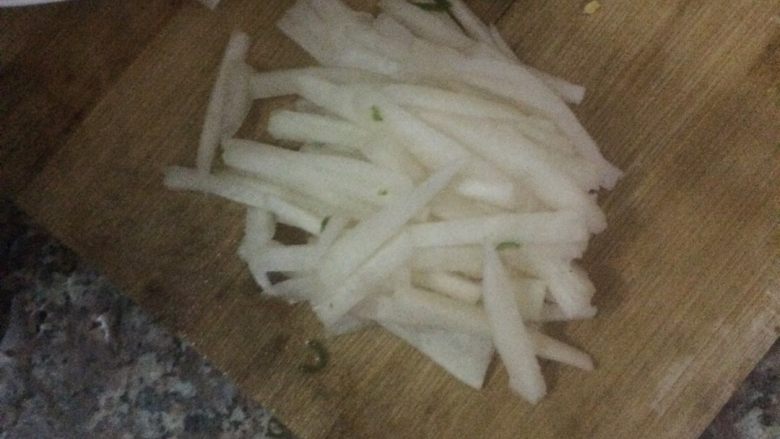 麻辣鸡胗,切好的萝卜丝,加人锅里