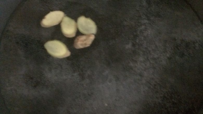 清煲大骨海带汤。,锅里加入清水,放几片姜片。