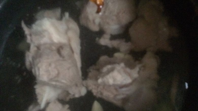 清煲大骨海带汤。,砂锅里加肉,童子骨。大火烧开,再熬两个小时。