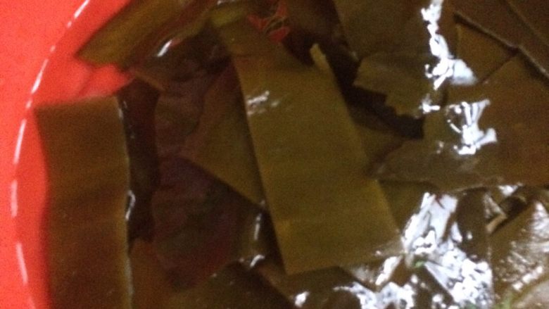 清煲大骨海带汤。,切好的海带片,用清水,冲洗两片,以束有沙。