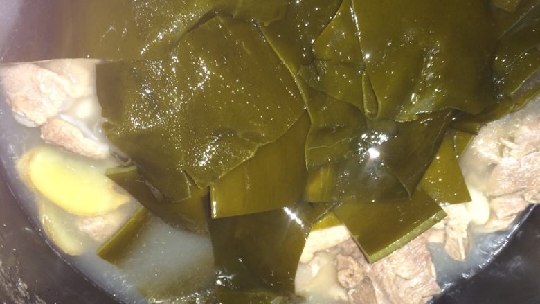 清煲大骨海带汤。,我抱着大骨已经煲了一个小时了,汤都是白色的,这时候就加入海带丝。