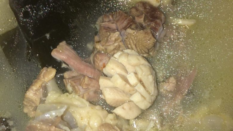 清煲大骨海带汤。,加入海带,再煲上一个小时,汤出现,纯白色就可加少许盐,起锅。