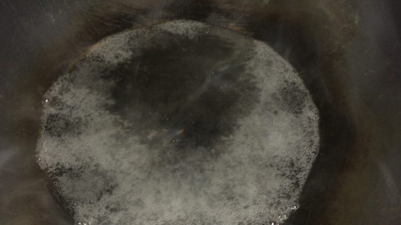 白灼虾。,锅里加清水