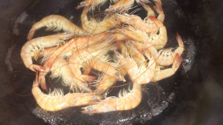 白灼虾。,加入虾子,煮到变色后,在煮二,三分钟