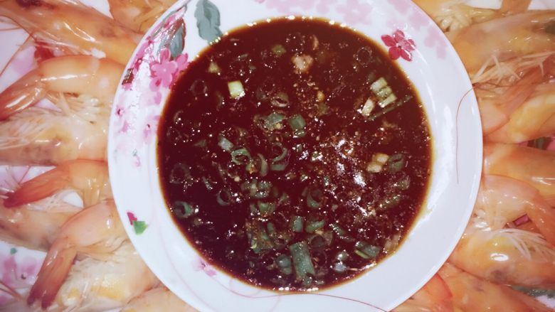 白灼虾。,拿一个碟子加入葱姜蒜,放少许,凉开水加入生抽,花椒粉,喜欢吃辣的朋友可以放一点辣椒粉,鸡粉。