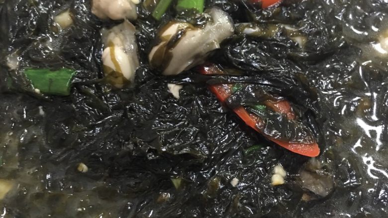 #年夜饭#海蛎紫菜煲,因为海蛎和紫菜融合在一起味道已经十分鲜美可口了,不用加太多的辅助调料。