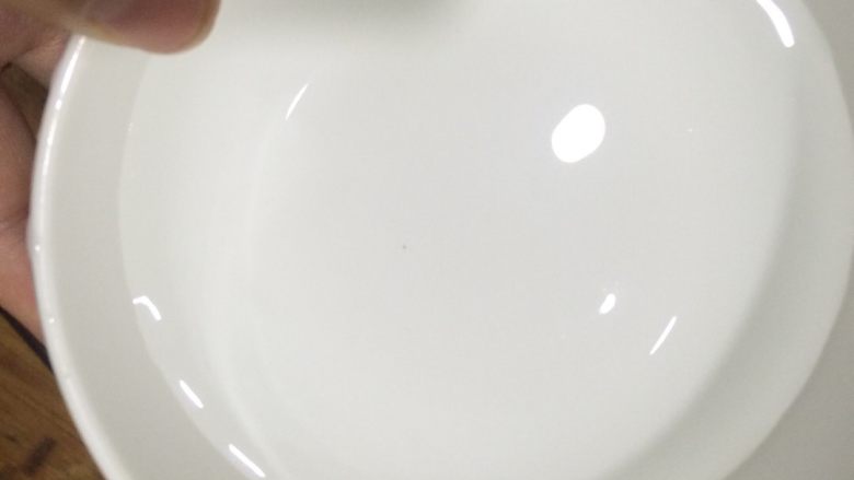 蒸鸡蛋糕,家里正常吃饭的小碗。一碗凉白开。