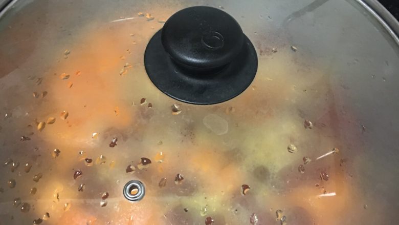 木瓜红枣牛奶糖水,放进锅中后,等水沸腾后,煮大概5到8分钟,加入牛奶,可根据个人口味添加量的多少,然后等牛奶煮沸后,加入适量的糖即可。