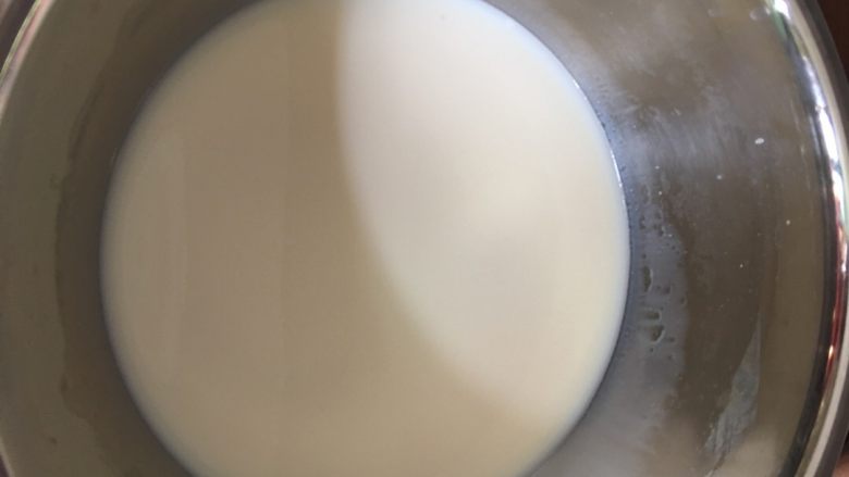 牛奶鸡蛋布丁,先取适量<a style='color:red;display:inline-block;' href='/shicai/ 219'>牛奶</a>