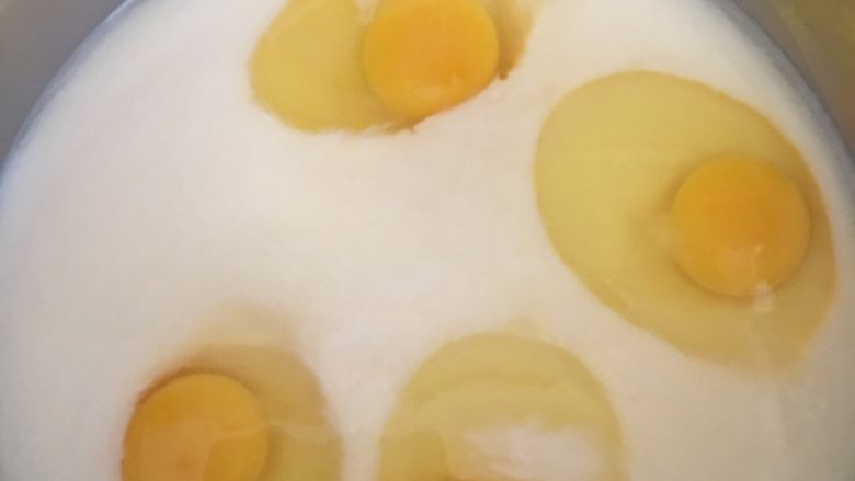 牛奶鸡蛋布丁,把<a style='color:red;display:inline-block;' href='/shicai/ 9'>鸡蛋</a>打入到牛奶中,搅拌均匀