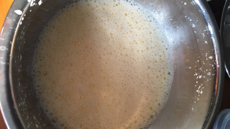 牛奶鸡蛋布丁,搅拌均匀后，会有泡泡