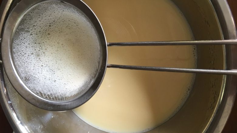 牛奶鸡蛋布丁,用筛子过滤n次，直到没有泡泡为止