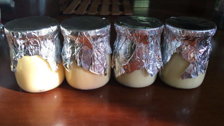 牛奶鸡蛋布丁,后放入容器，用锡纸密封盖住，然后放入烤箱中,180摄氏度，大概40分钟后完成