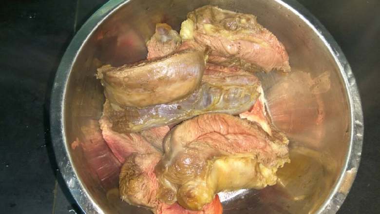 黄氏卤香牛肉,因为考虑到牛腱子肉比较厚,很难入味,索性改刀,把1块牛腱子肉切开成6块。切记也不能切得太小了。