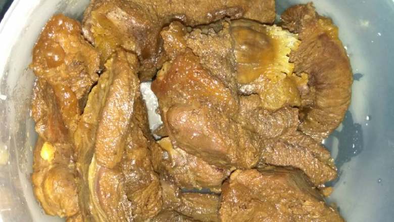 黄氏卤香牛肉,煮好后,用干盘装出来备用。卤水也可以保留。