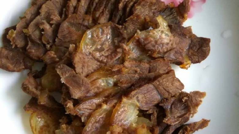 黄氏卤香牛肉,最后切片,摆盘,大功告成。