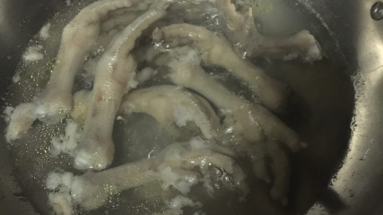 辣味卤鸡爪,血沫出来后，捞出鸡爪，倒掉锅中水