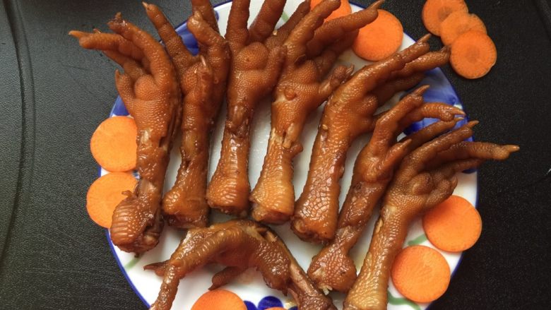 辣味卤鸡爪,捞出鸡爪，拼盘