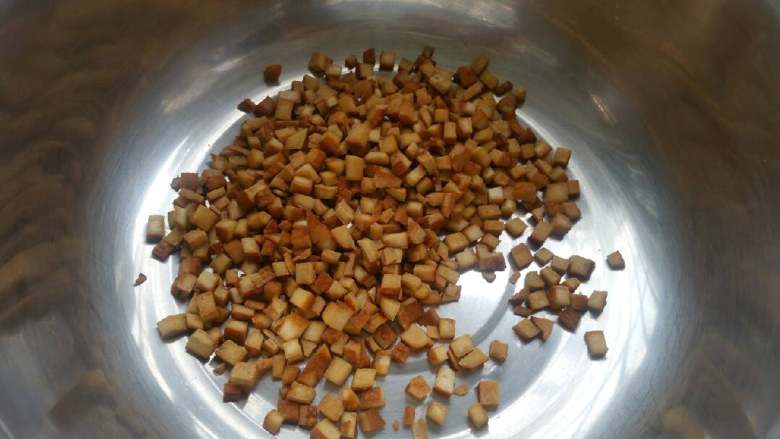 传统素馅饺子,香干下锅,放少许油煸干盛出待用。