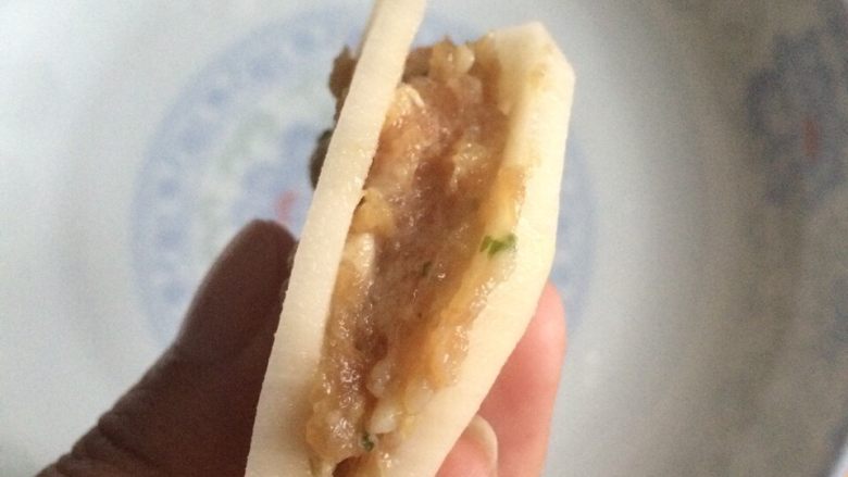 土藕夹,放入适量的肉馅