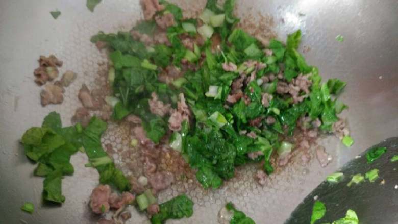 肉沫蔬菜蛋饼炒面,下小白菜,用菜吸去肉出的油,菜比较软烂
