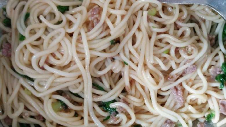 肉沫蔬菜蛋饼炒面,下面条,加酱油耗油盐翻炒