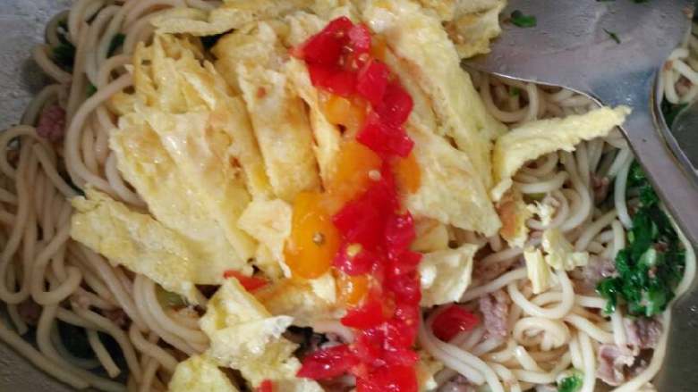 肉沫蔬菜蛋饼炒面,下鸡蛋丝,<a style='color:red;display:inline-block;' href='/shicai/ 3441'>小柿子</a>切碎放里,翻炒