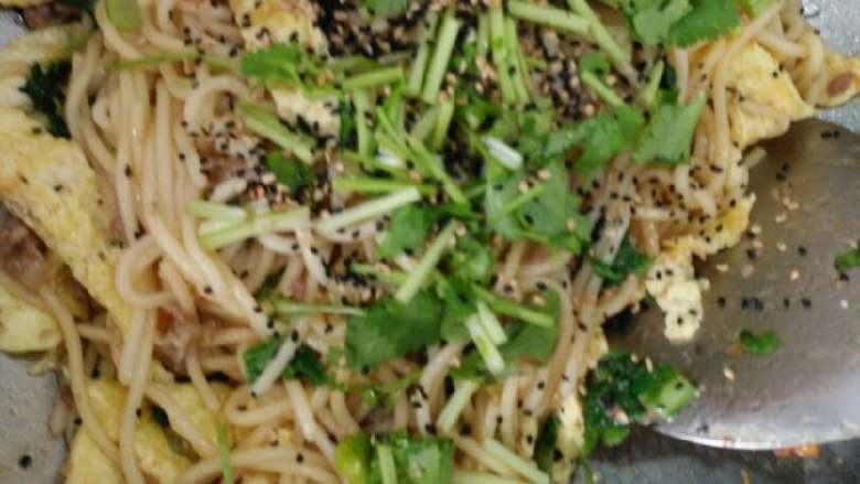 肉沫蔬菜蛋饼炒面,下香菜芝麻翻炒均匀!耗油多放点比较好吃!喜欢吃意面口味的可以加点番茄酱