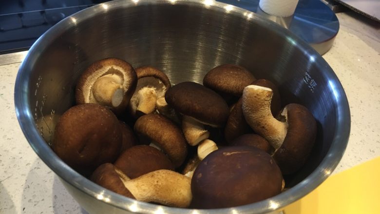 冬阴功汤,草菇去蒂洗净,切对半