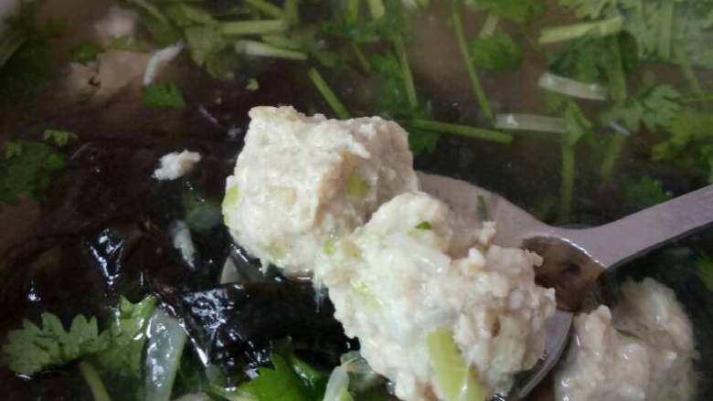 家常版水汆丸子,乘到碗里，撒上虾皮，紫菜，香菜。淋香油好了，开吃