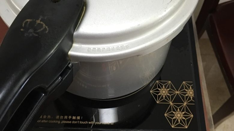 #胡萝卜排骨玉米汤#,听到气阀开始喷气,火力立刻关小,关至火力120。小火煮约5分钟即可关火。关火后不可立即开盖,要放至压力锅的气阀自然冷却落下(这步很关键),才可开盖。