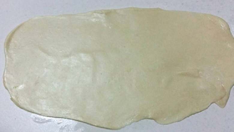 葱油饼,饧发了20分钟左右,剂子揉圆摁薄,用擀面杖擀成长方形