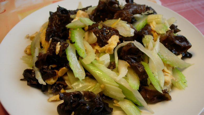 芹菜木耳炒鸡蛋