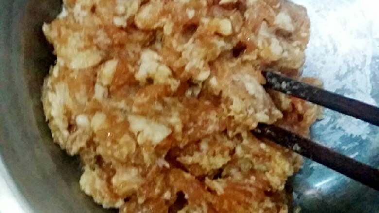 鲜肉酥月饼+#中秋食饼记#,猪背脊肉加入适量的盐,料酒,美味鲜,淀粉朝一个方向搅拌透备用