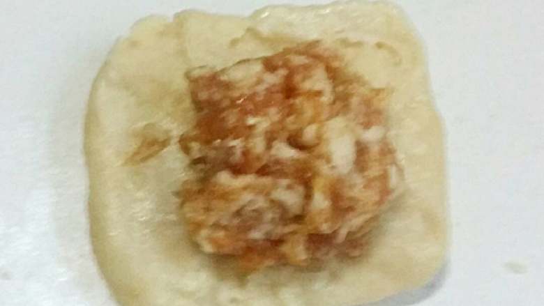 鲜肉酥月饼+#中秋食饼记#,取一张卷皮,两头叠进来摁薄,加入肉馅