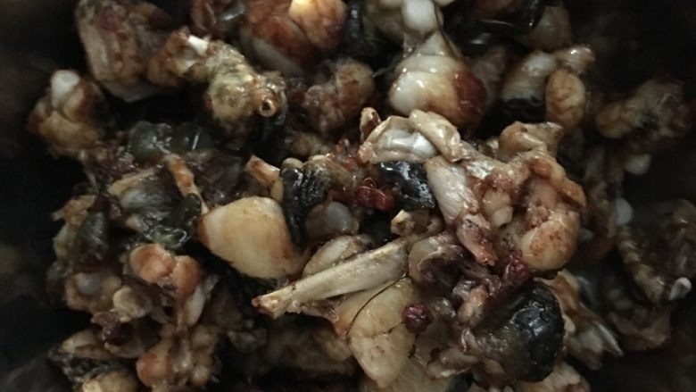 干锅牛蛙,油锅烧好以后下腌好的牛蛙过油炸枯一点点,炸好以后盛起备用
