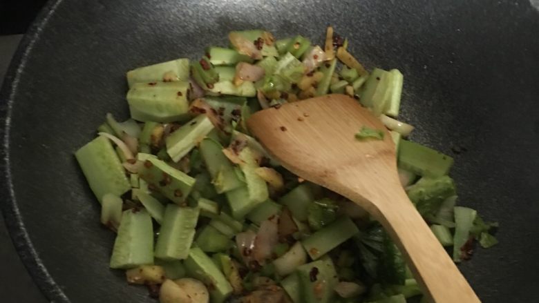 干锅牛蛙,给油下花椒,豆瓣酱,生姜,蒜头,干辣椒,再下配菜,炒五成熟以后下炸好的牛蛙,给佐料后掂锅,不停掂,3-5分钟后起锅
