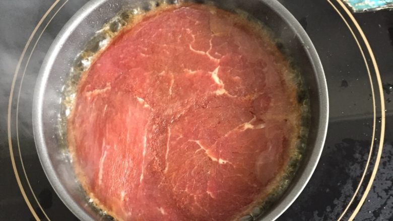 牛排,大火煮三分钟再翻面,然后再煮三分钟,不要翻来翻去
